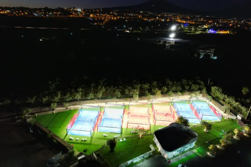 Il VBora Padel Club di notte visto dal drone: i sei campi illuminati a Misterbianco